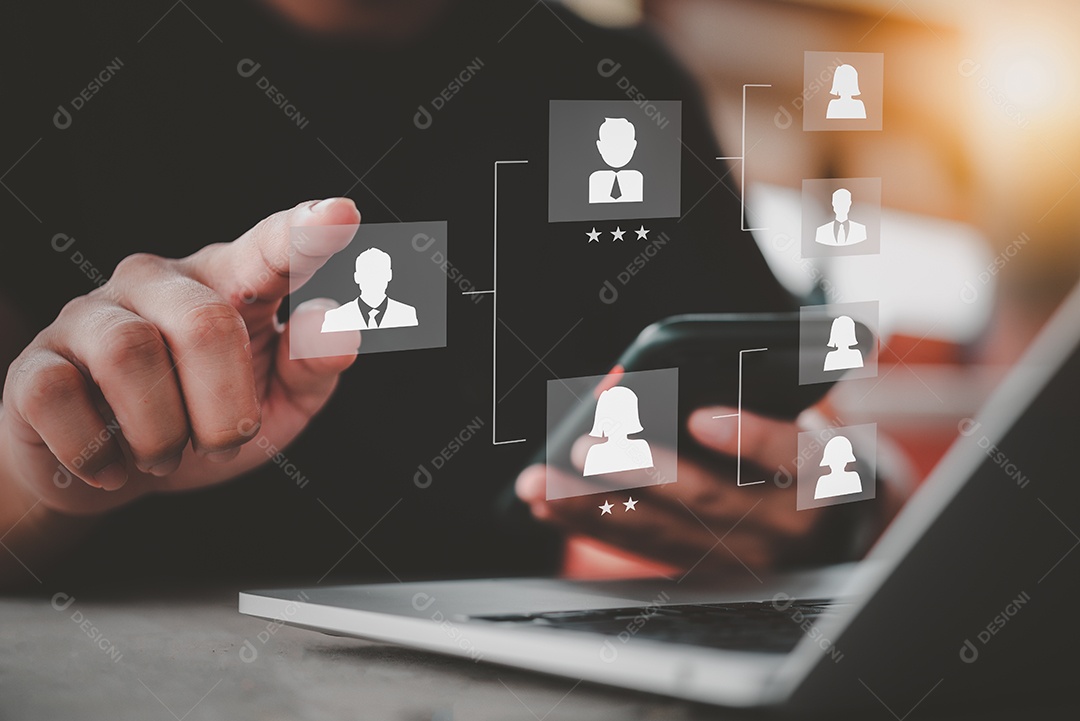 Gerente de recursos humanos que trabalha com o mapa mental do diagrama