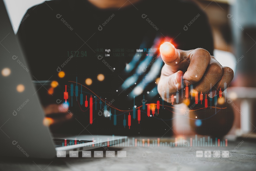 Empresário tocando gráfico de tela virtual indicador de mercado de ações