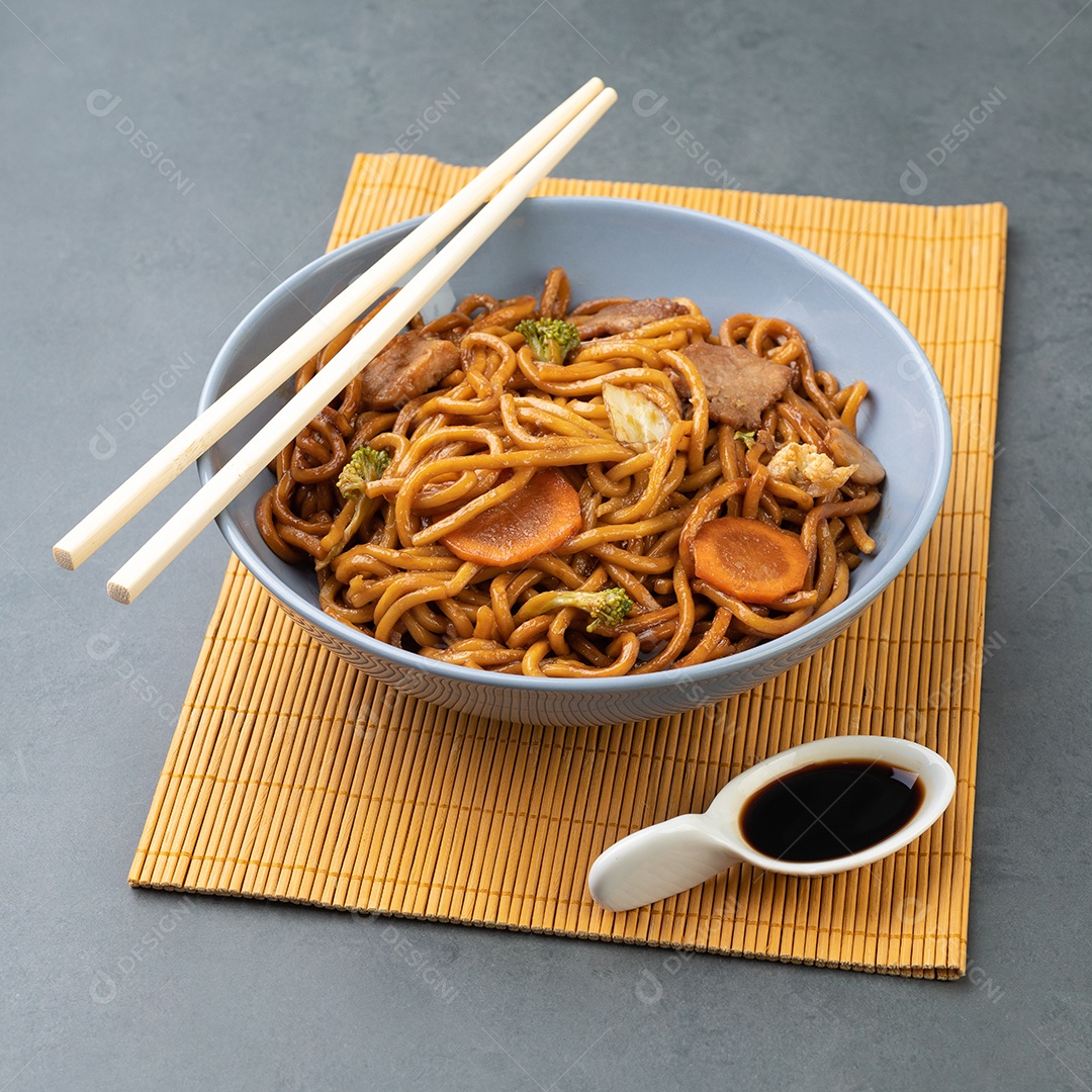 Yakisoba, massa tradicional asiática com macarrão, carne e legumes.