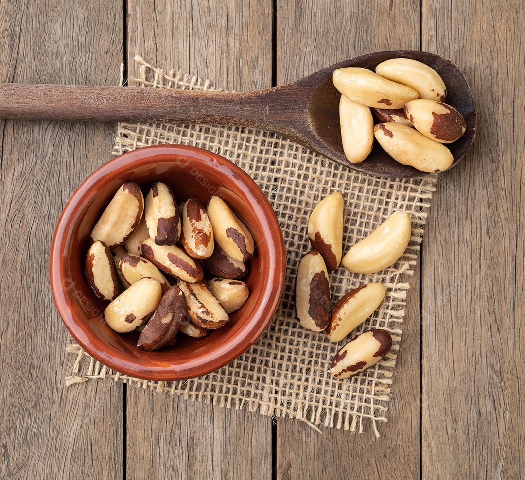 Castanha do Pará em uma tigela sobre a mesa de madeira.