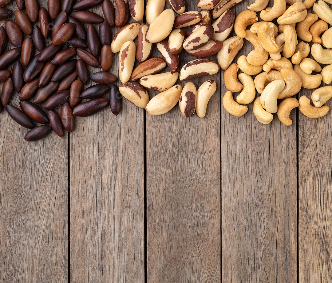 Castanha do Pará sobre mesa de madeira Castanha do Brasil, caju