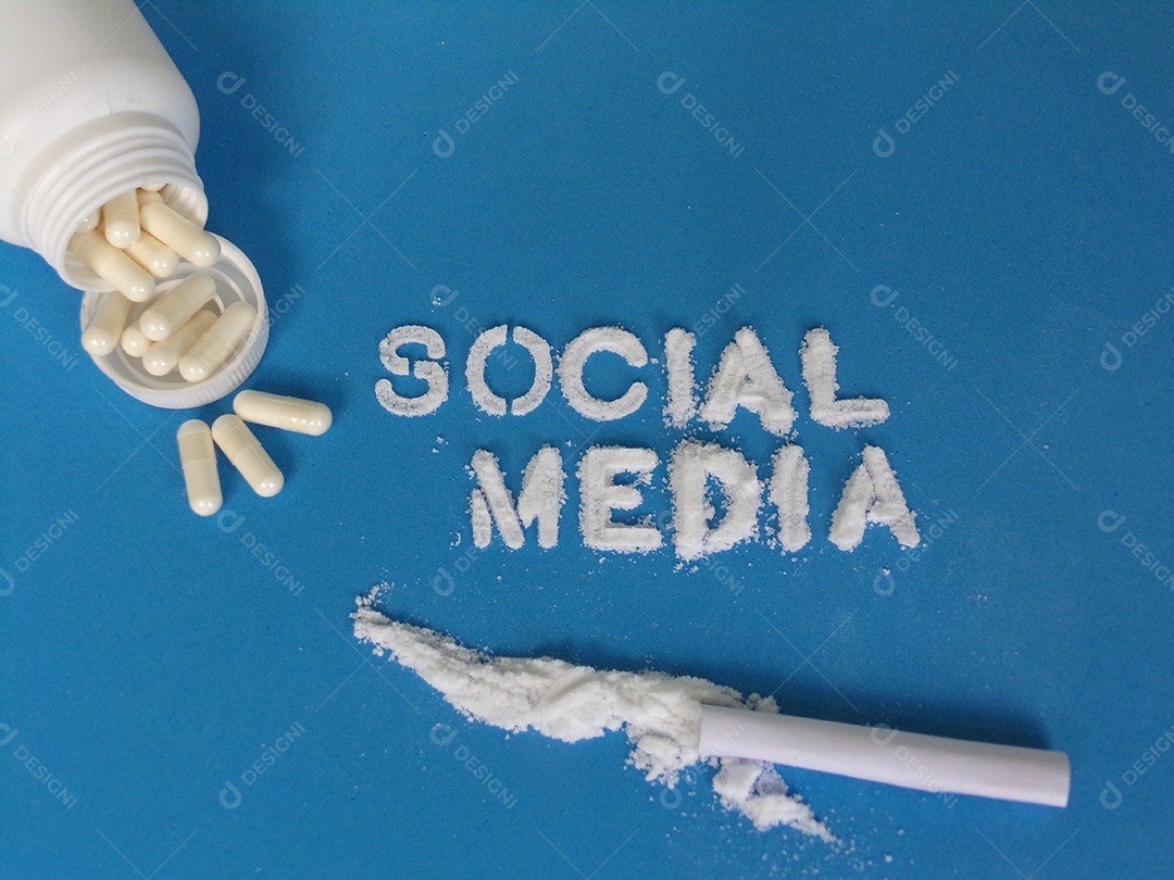Social Media escrita em pó de giz sobre fundo azul