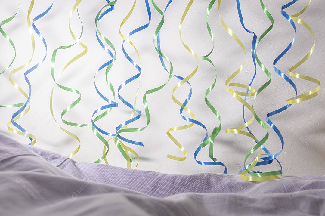 Varal de fita ao fundo com as cores do Brasil, conceito festivo brasileiro.