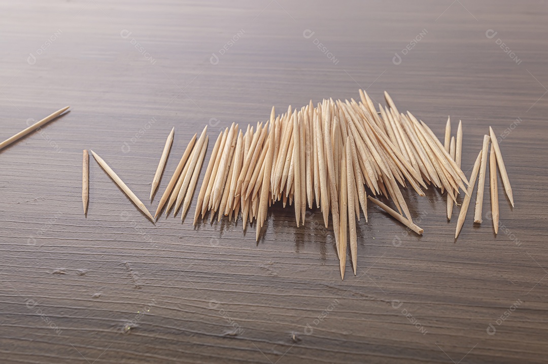 Palitos de dente em uma mesa de madeira