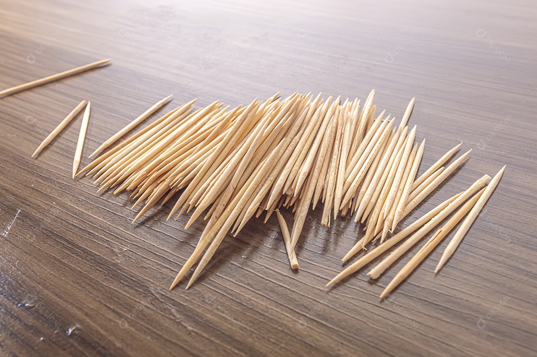 Palitos de dente em uma mesa de madeira