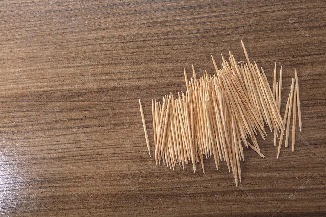 Palitos de dente em uma mesa de madeira