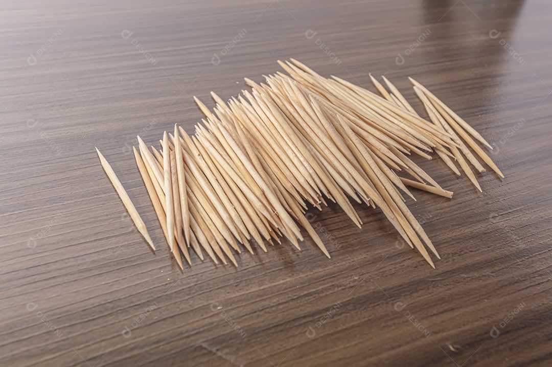 Palitos de dente em uma mesa de madeira