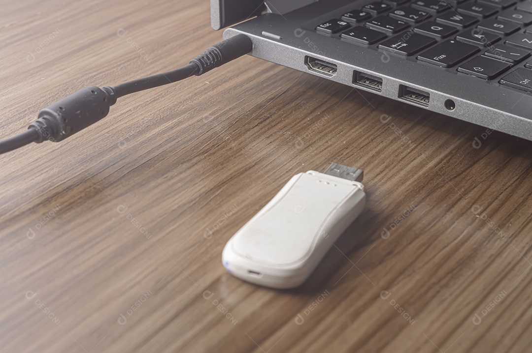 Modem antigo usado para conectar a internet via chip de celular