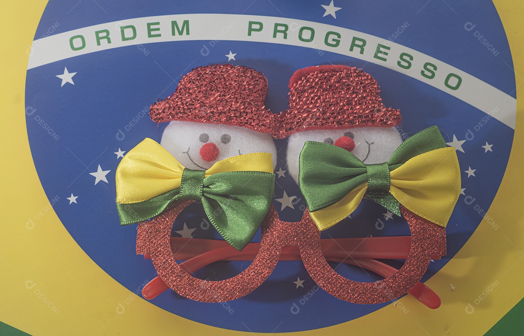 Óculos de Natal com um varal de fita ao fundo