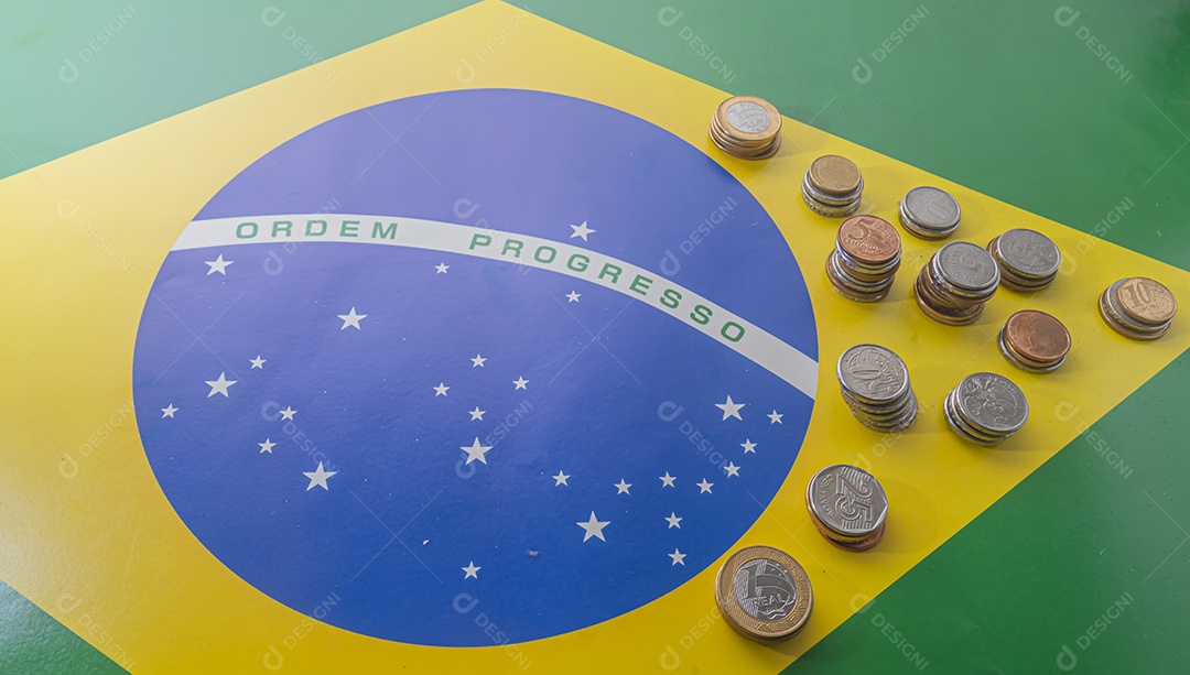 Ordem progresso bandeira brasileira com moedas reais brasileiras