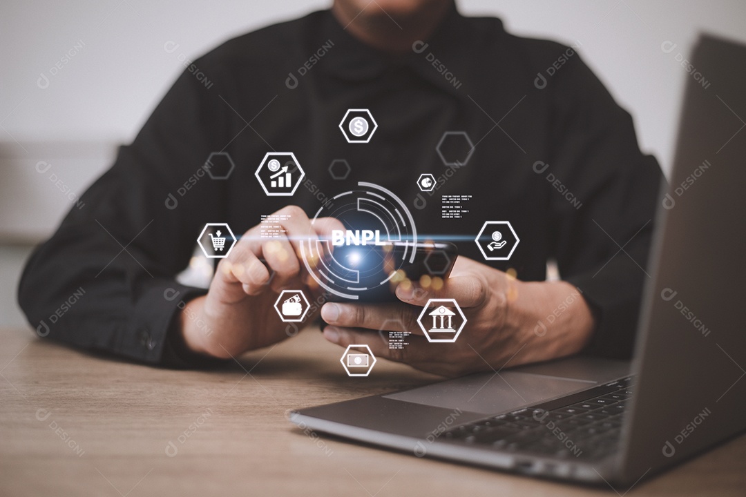 Empresários segurando um smartphone com ícones de BNPL com online