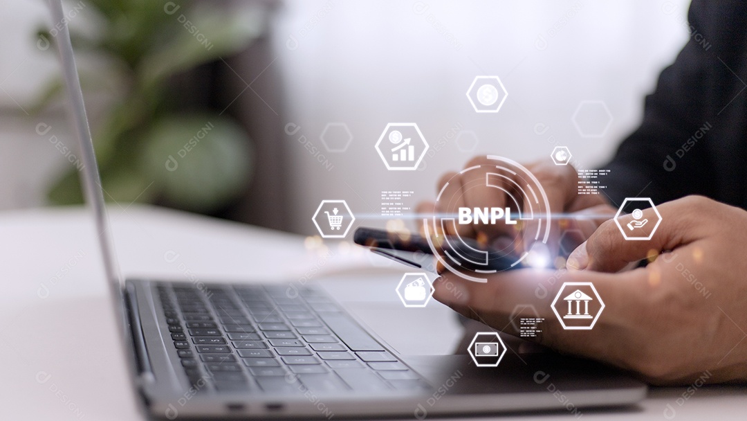 Empresários segurando um smartphone com ícones de BNPL com online