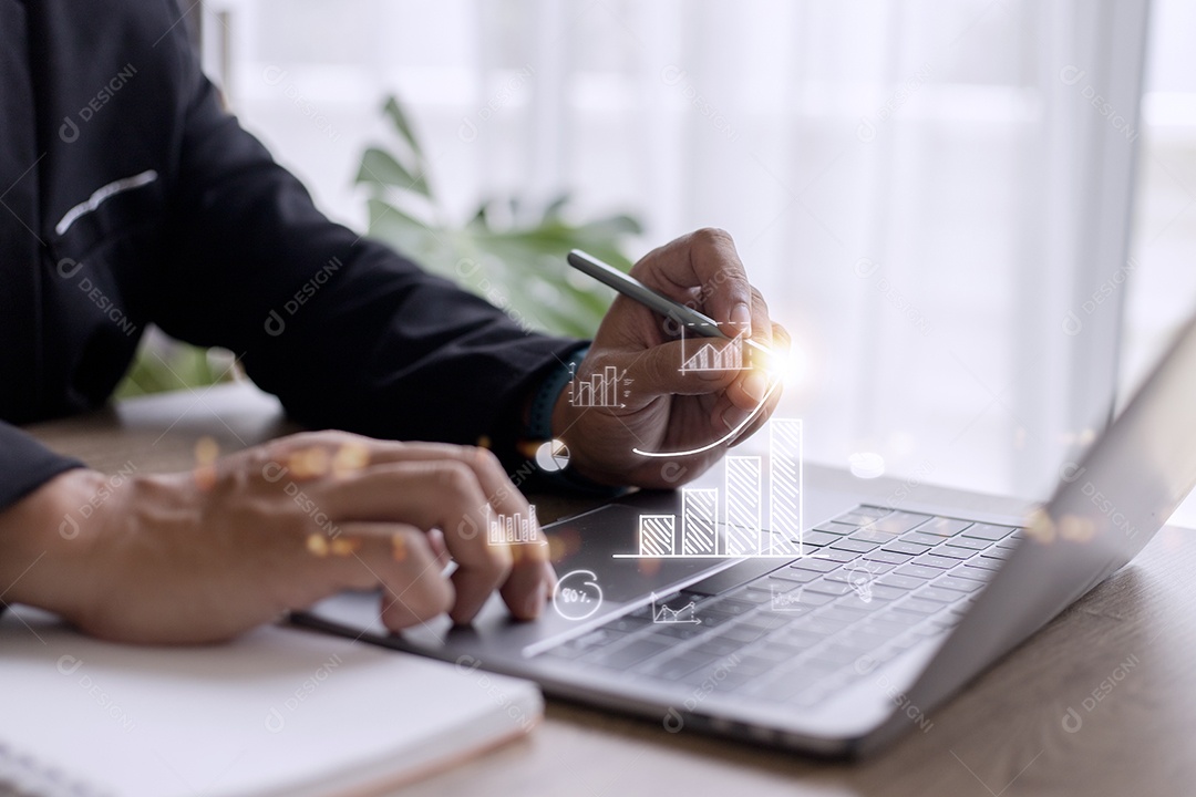 Empresário desenha uma seta de tendência crescente e um gráfico crescente