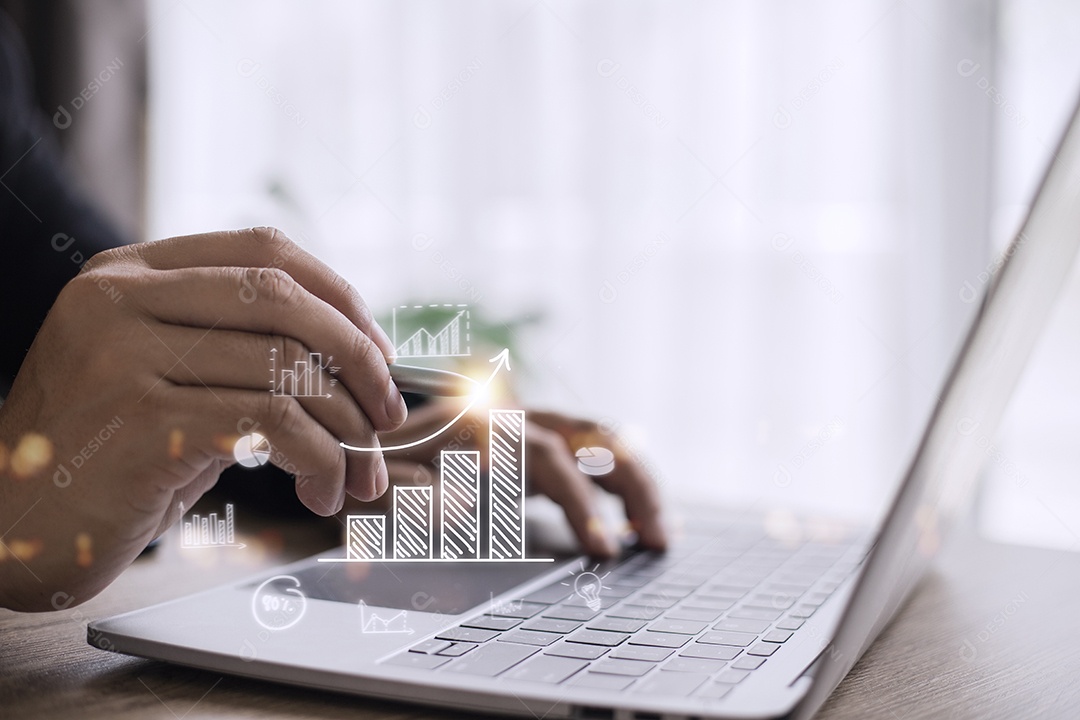 Empresário desenha uma seta de tendência crescente e um gráfico crescente