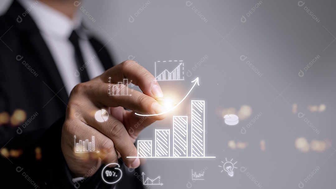 Empresário desenha uma seta de tendência crescente e um gráfico crescente