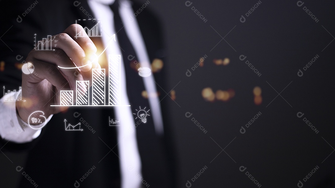 Empresário desenha uma seta de tendência crescente e um gráfico crescente