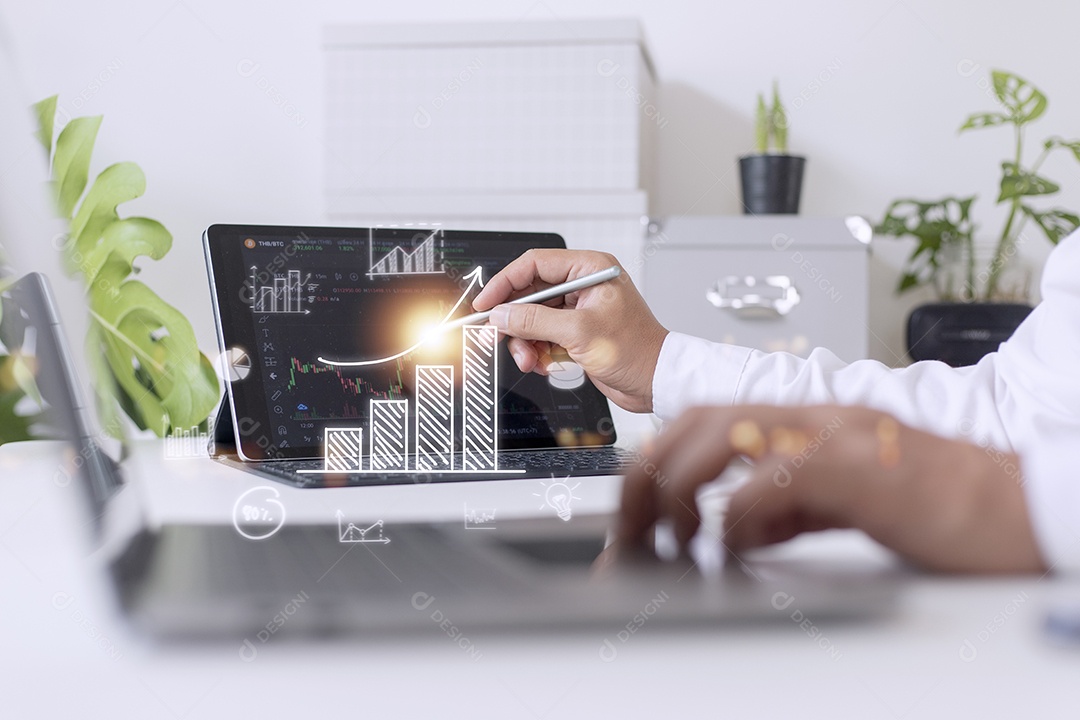 Empresário desenha uma seta de tendência crescente e um gráfico crescente