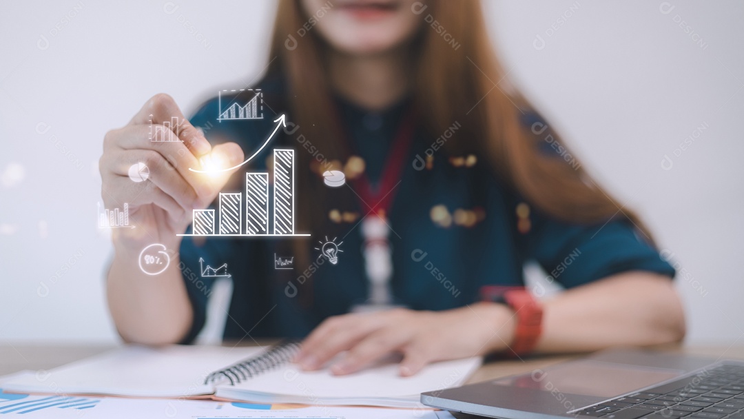 Empresária desenha uma seta de tendência crescente e um gráfico ascendente