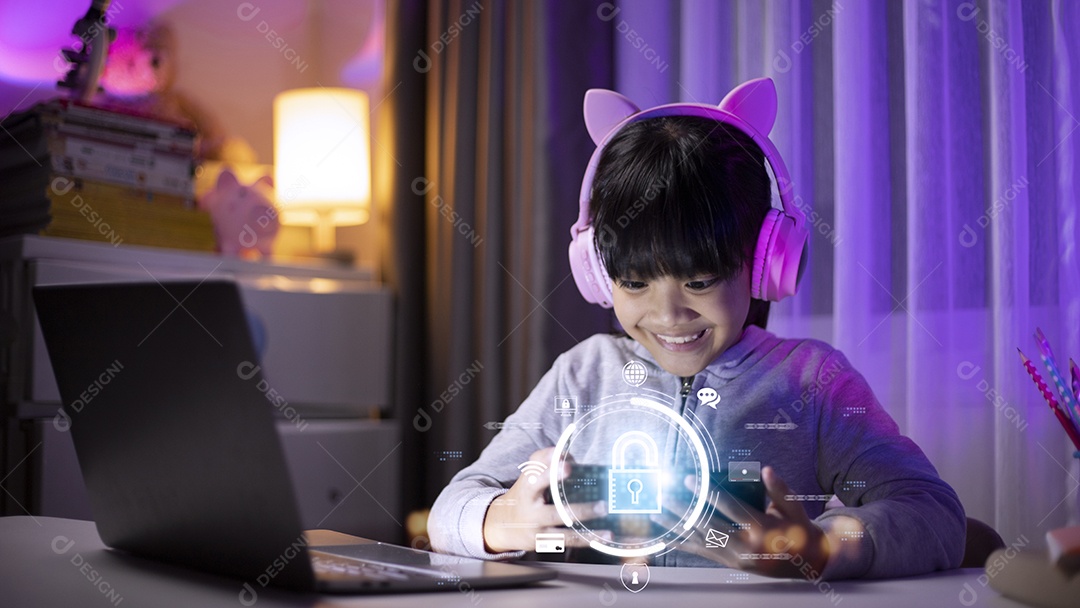 Segurança infantil on-line. Menina usando smartphone em casa.