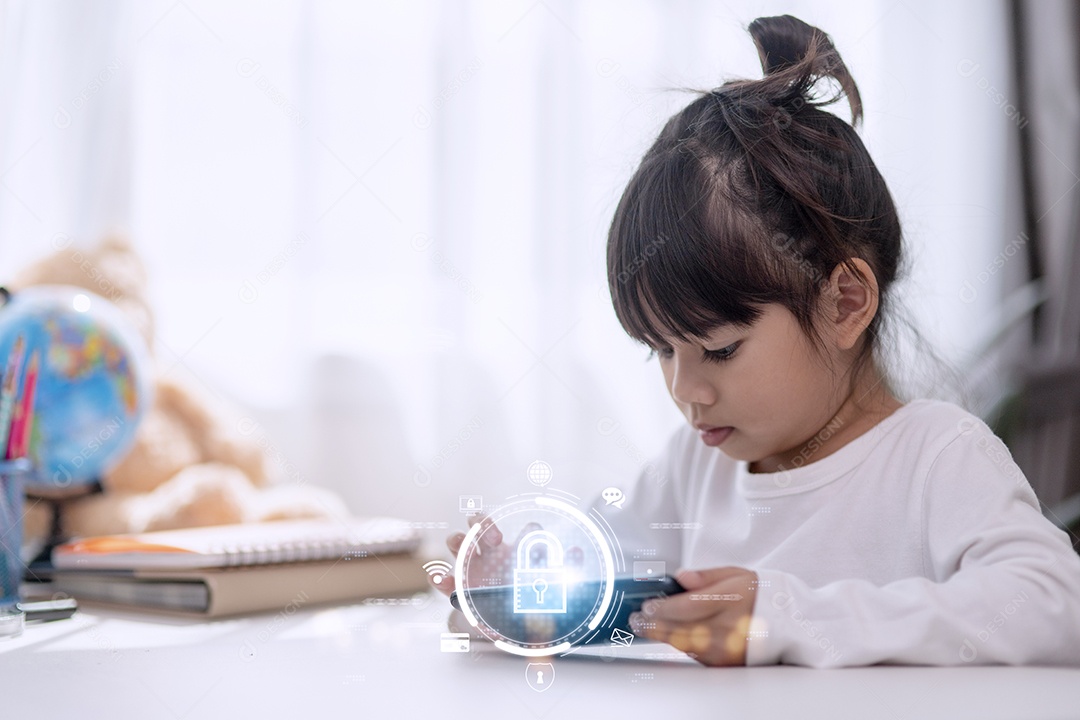 Segurança infantil on-line. Menina usando smartphone em casa. ícone