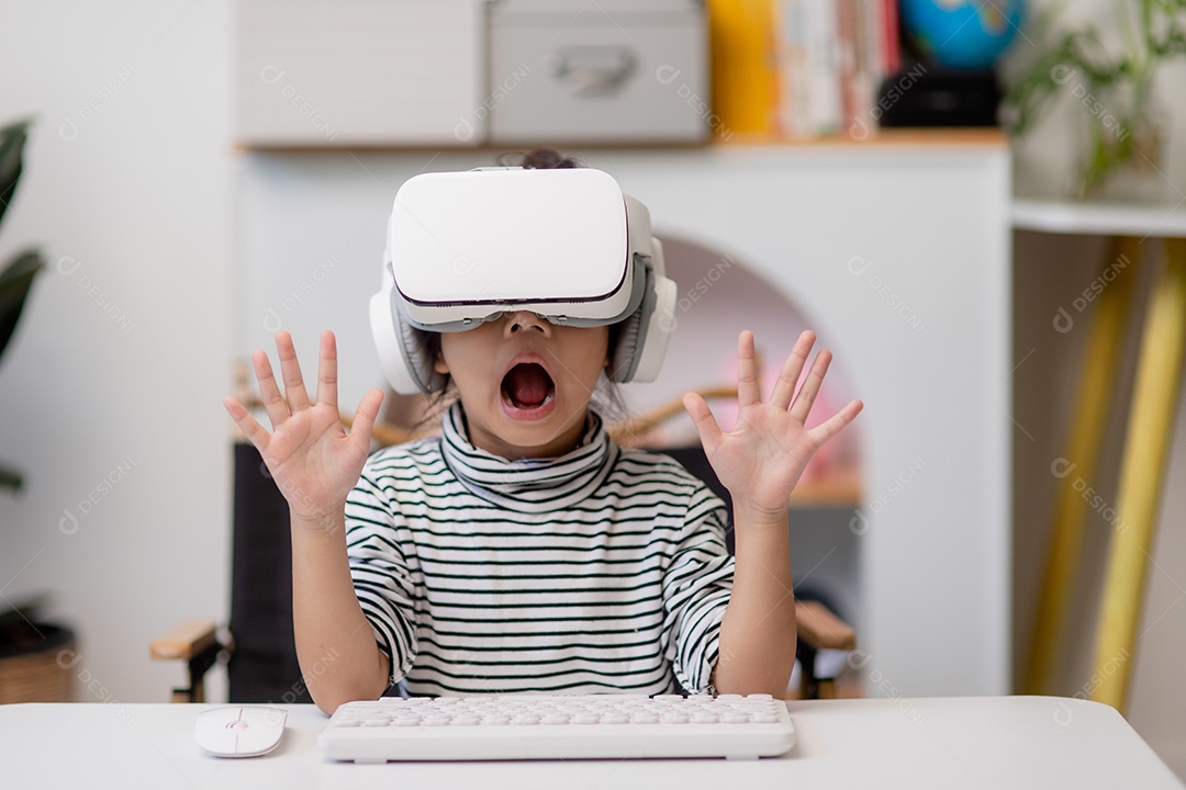 Menina asiática com fone de ouvido de realidade virtual. tecnologia de inovação