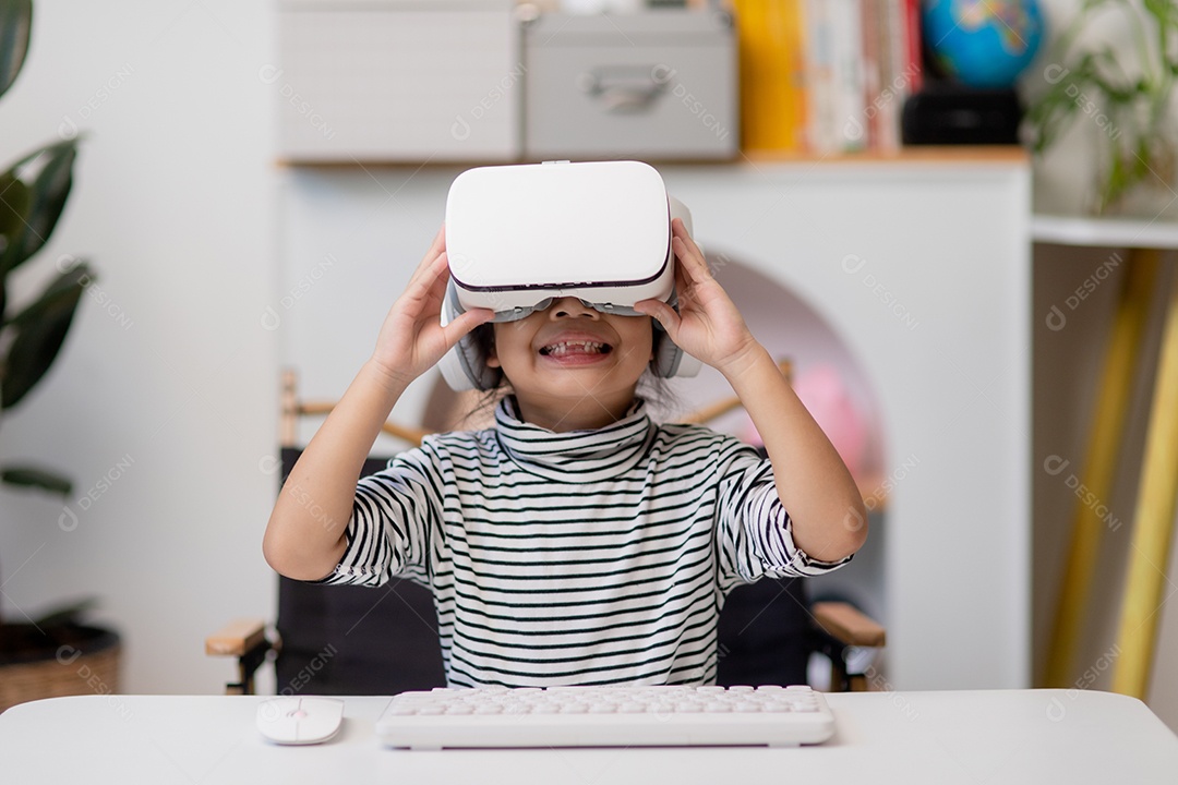Menina asiática com fone de ouvido de realidade virtual. tecnologia de inovação