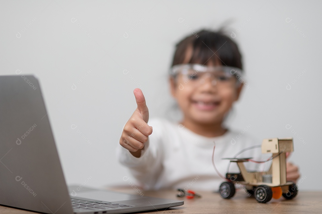 Estudante aprendem em casa a codificar carros robôs e eletrônicos