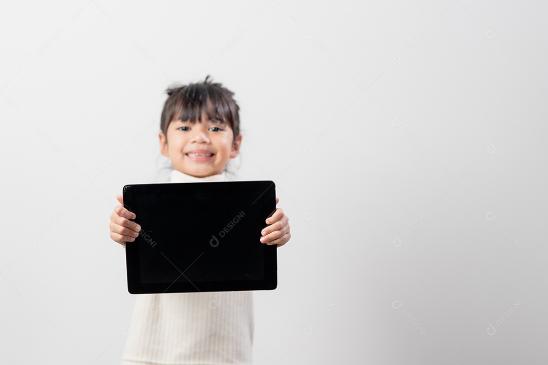 Menina asiática segurando e usando o tablet digital em branco