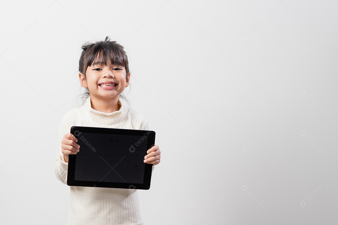 Menina asiática segurando e usando o tablet digital em branco