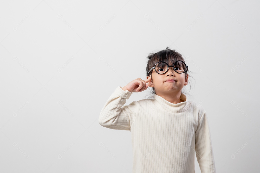 Menina asiática pensando em algo selecione foco profundidade rasa