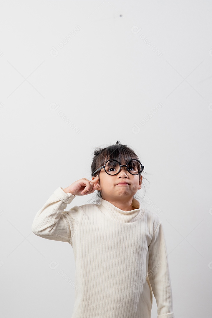 Menina asiática pensando em algo selecione foco profundidade rasa