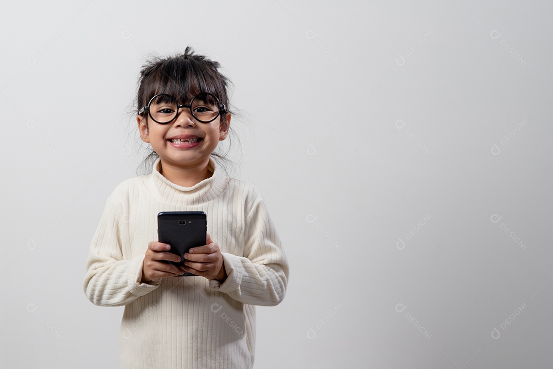 Menina asiática usando um telefone de perto, distraída do estudo
