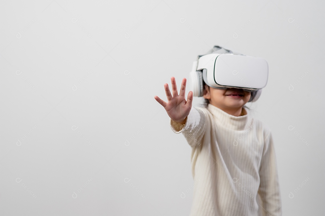 Menina asiática com fone de ouvido de realidade virtual. tecnologia de inovação