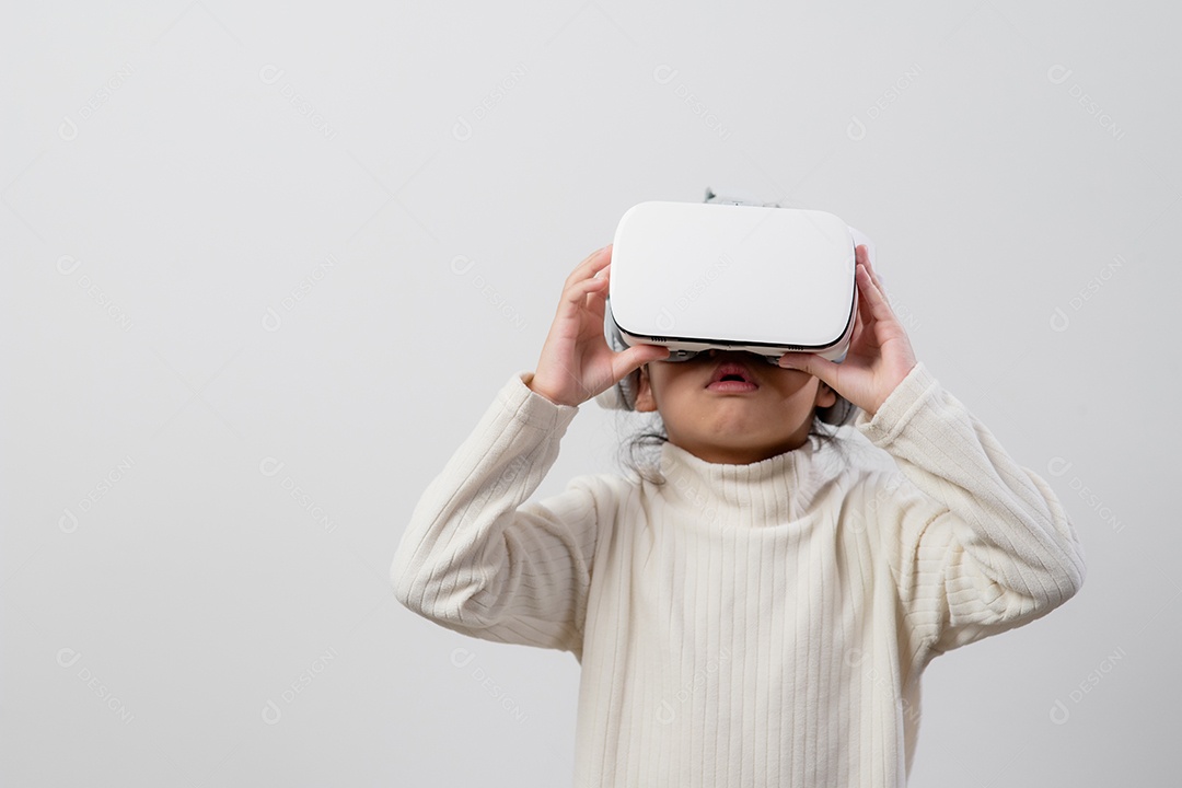 Menina asiática com fone de ouvido de realidade virtual. tecnologia de inovação