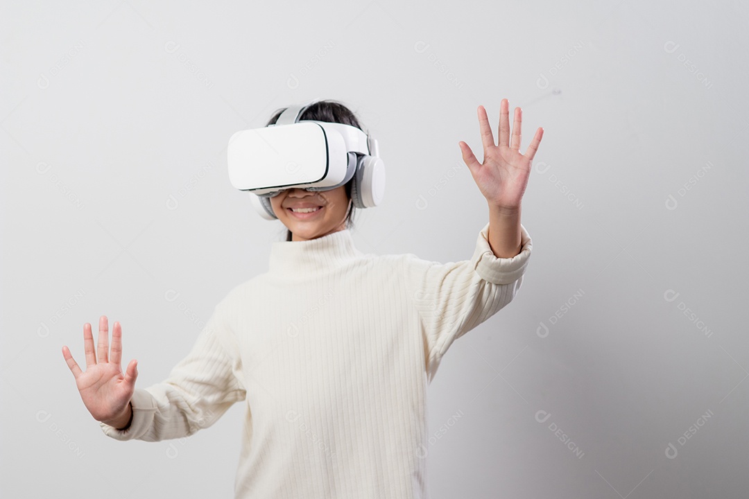 Menina asiática com fone de ouvido de realidade virtual. tecnologia de inovação