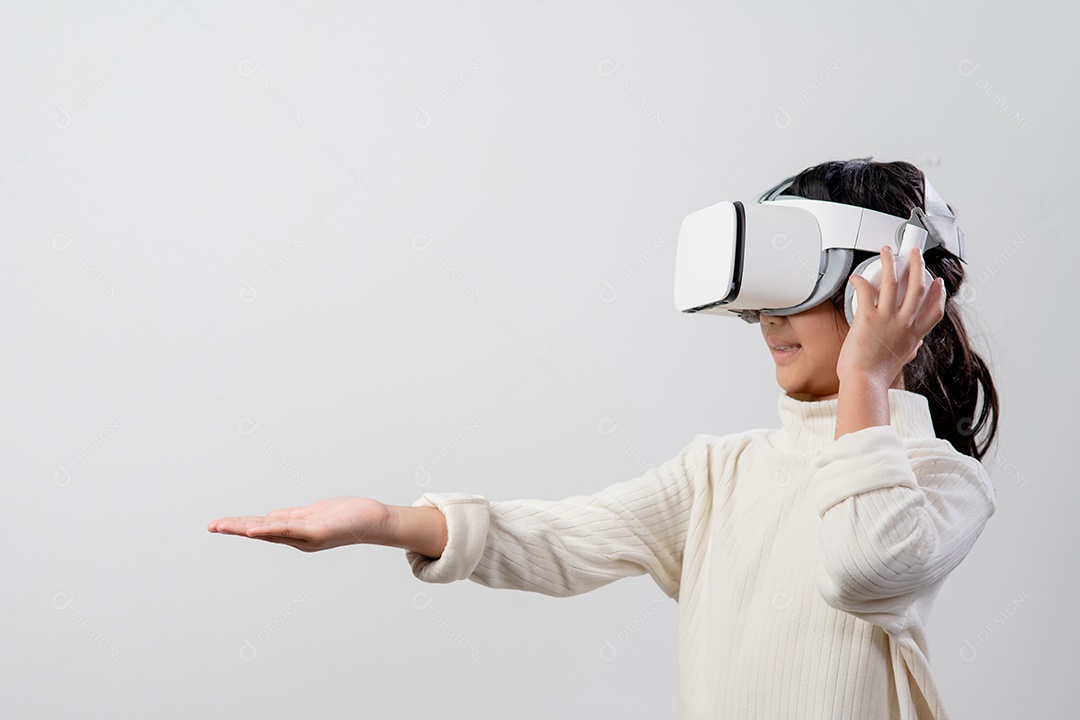 Menina asiática com fone de ouvido de realidade virtual. tecnologia de inovação