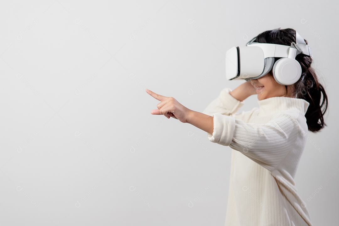 Menina asiática com fone de ouvido de realidade virtual. tecnologia de inovação