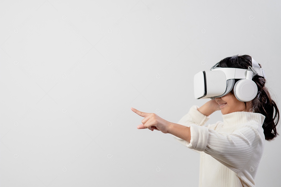 Menina asiática com fone de ouvido de realidade virtual. tecnologia de inovação