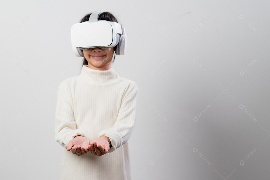 Menina asiática com fone de ouvido de realidade virtual. tecnologia de inovação