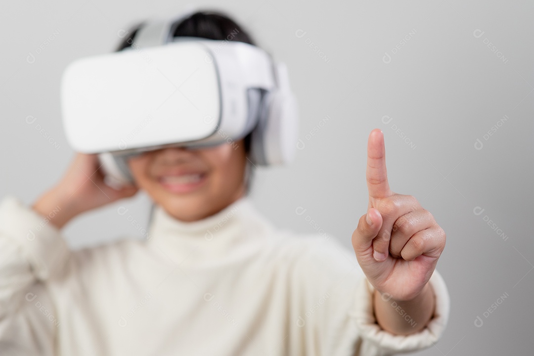 Menina asiática com fone de ouvido de realidade virtual. tecnologia de inovação