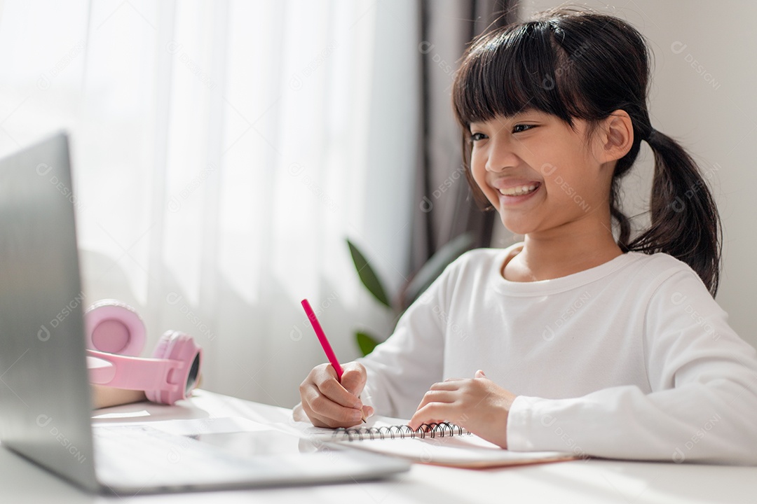 Aluna asiática fazendo sua lição de casa com o laptop em casa. filho