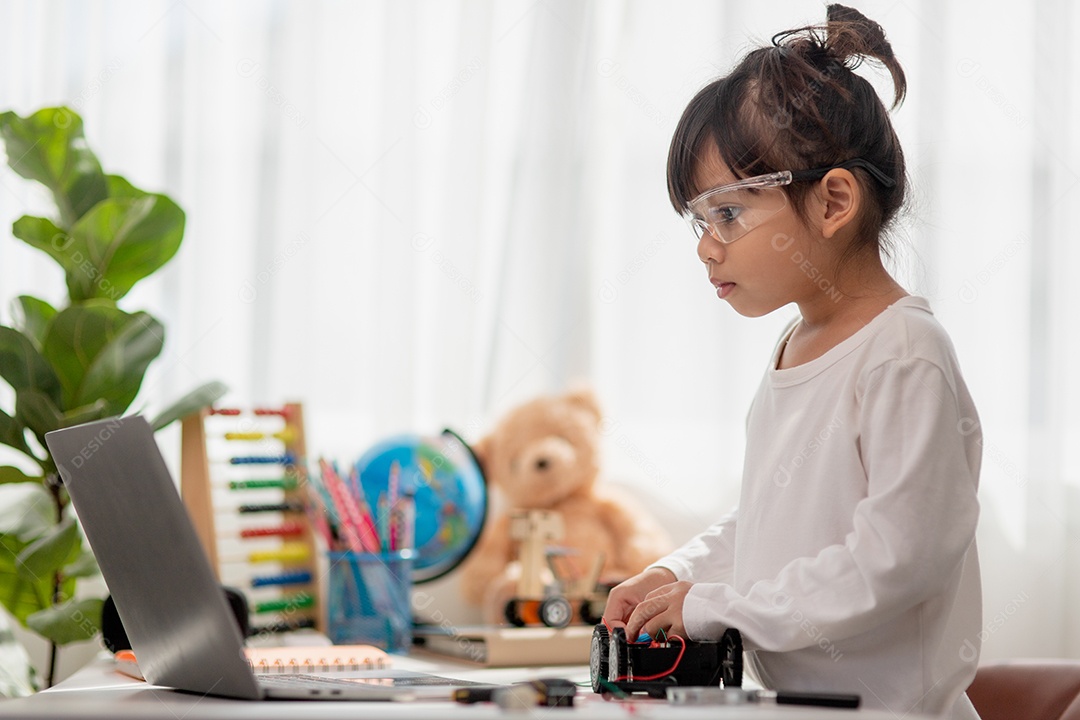 Estudante aprendem em casa a codificar carros robôs e eletrônicos
