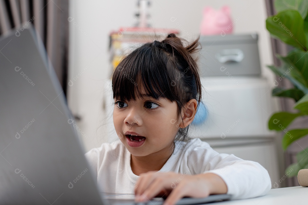 Aluna asiática fazendo sua lição de casa com o laptop em casa