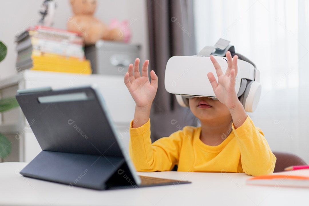 Criança Asiática com Realidade Virtual, VR, Kid Explorando Virt Digital