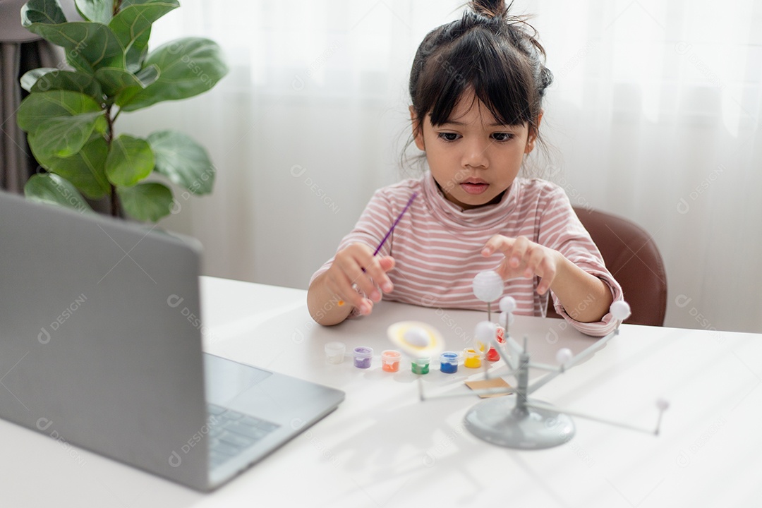Menina asiática estuda o sistema solar na aula de geografia