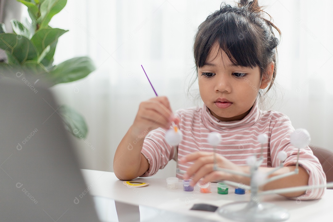 Jovem e bonita garota asiática está usando o ábaco com miçangas coloridas