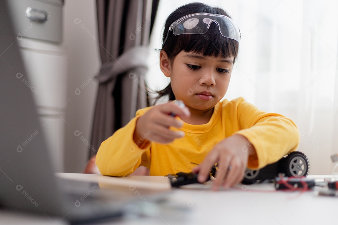 Estudante Asiática aprendem em casa a codificar carros robôs e eletrônicos