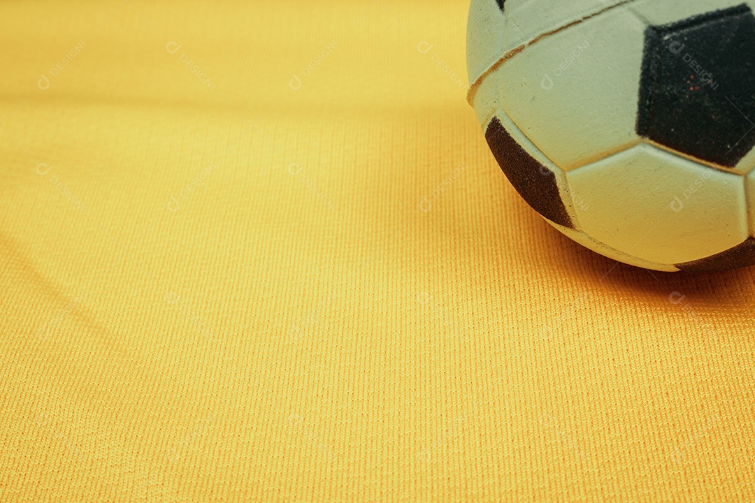 O símbolo nacional ou logotipo do time de futebol brasileiro chamado CBF e bola de futebol. Futebol Imagem Editorial.