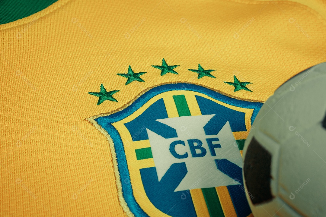 O símbolo nacional ou logotipo do time de futebol brasileiro chamado CBF e bola de futebol. Futebol Imagem Editorial.