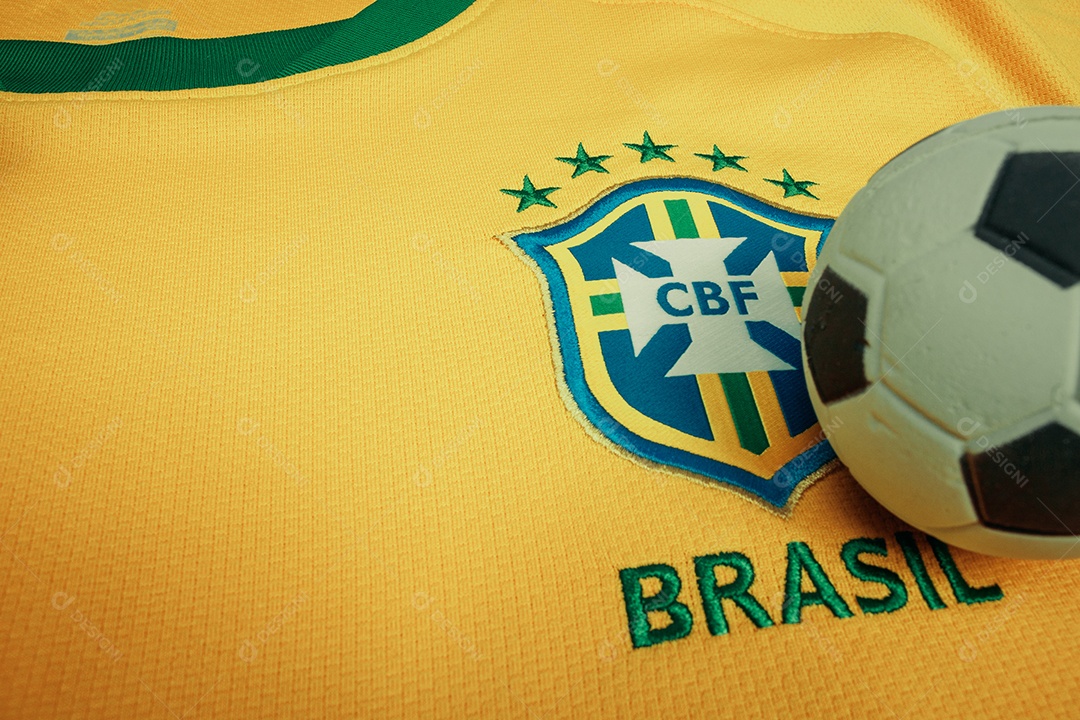 O símbolo nacional ou logotipo do time de futebol brasileiro chamado CBF e bola de futebol. Futebol Imagem Editorial.